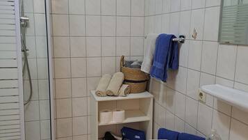 Dusche, Haartrockner, Seife, Toilettenpapier
