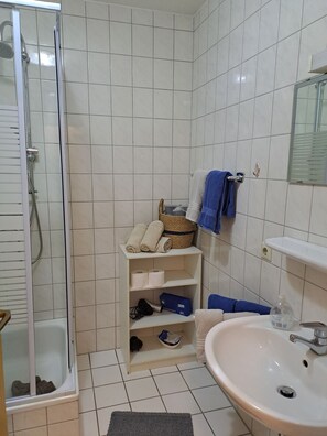 Douche, sèche-cheveux, savon, papier toilette