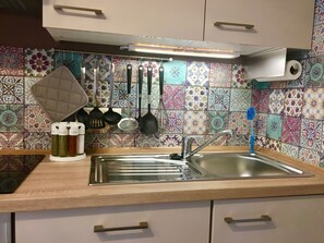 Cafetera y tetera, refrigerador, parrilla de estufa y lavavajillas
