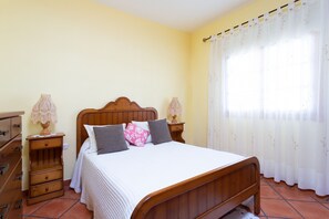 3 slaapkamers, een strijkplank/strijkijzer, gratis wifi, beddengoed