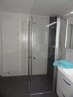 Shower, hair dryer, towels, soap - Enjoy the rural tranquility in the König court (Bobritzsch - Hilbersdorf)