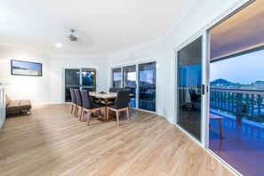 Interior - Sunset Escape - Cannonvale (Cannonvale)