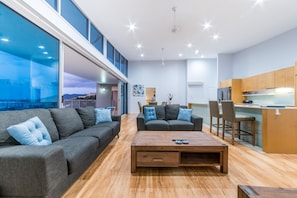Luxury Apartment, Multiple Beds, Non Smoking | Living area