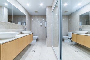 Apartamento superluxo, várias camas, para não fumantes | Banheiro | Banheira e chuveiro separados, banheira de imersão, toalhas de banho 
