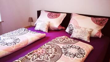 2 bedrooms, iron/ironing board, WiFi, bed sheets