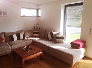 Fernseher, Bücher, Stereoanlage