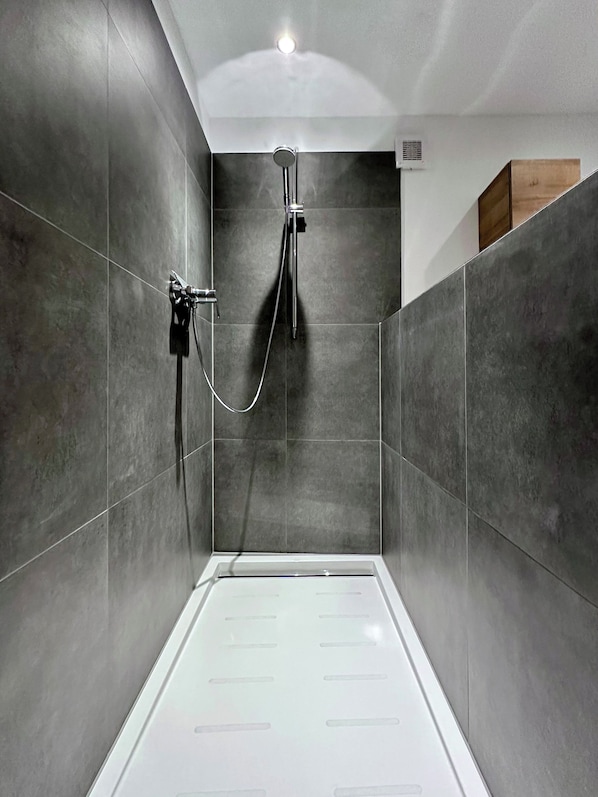 Badewanne, Haartrockner, Handtücher