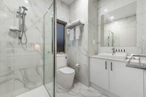 Studio Économique, 1 grand lit | Salle de bain