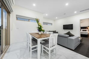Apartamento, 2 quartos | Área de estar | Smart TV 32 polegadas com canais digitais, TV, Netflix