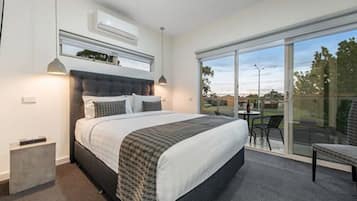 Deluxe Queen Studio | Egyptian cotton sheets, premium bedding, pillowtop beds, minibar