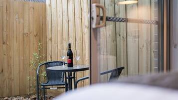 Studio – deluxe, 1 queensize-seng | Terrasse/patio