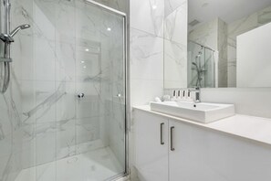 Lejlighed - 2 soveværelser | Badeværelse | Bruser, gratis toiletartikler, hårtørrer, håndklæder