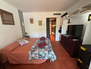 1 bedroom, iron/ironing board, travel cot, free WiFi