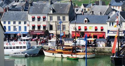 New in 2018 apartment with sea and harbor views WW2 Normandy landing beaches