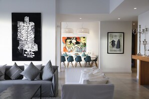 Smart TV, fireplace