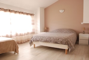 5 habitaciones, escritorio y tabla de planchar con plancha