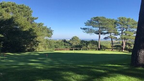 Un campo da golf con vista libera sul mare.