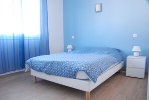 5 多间卧室、办公桌、熨斗/熨衣板、旅行婴儿床