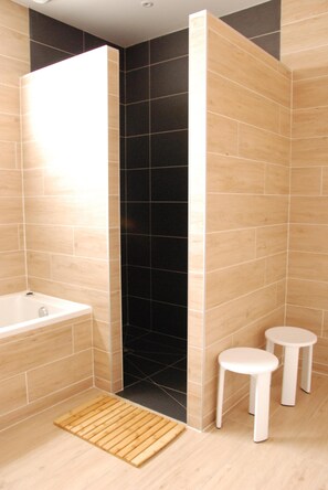 Chuveiro/banheira combinados, secador de cabelo, toalhas de banho