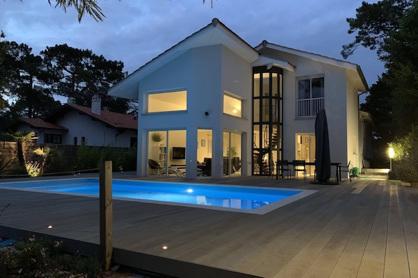 terrasse et maison à la tombée de la nuit