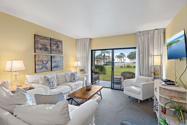 TV, books, video library - Ground floor 2 bed 2 bath, steps away from the pool! (Destin)