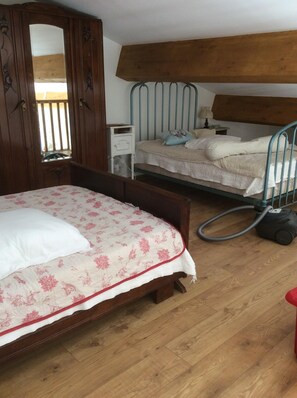2 bedrooms, iron/ironing board, travel cot, WiFi