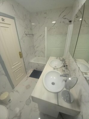 Duschwanne, Haartrockner, Bidet, Handtücher