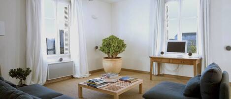 Télévision, lecteur de DVD, livres, vidéothèque