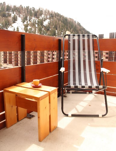 Beautiful apartment at the foot of the slopes and shops, south-facing, sleeps 5