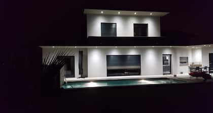 Villa contemporaine neuve avec piscine privee a 400 M de la mer