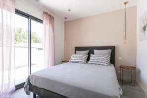 3 室のベッドルーム、アイロン / アイロン台、WiFi (無料)、ベッドシーツ