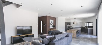 Ny moderne villa med privat basseng 400 m fra sjøen 