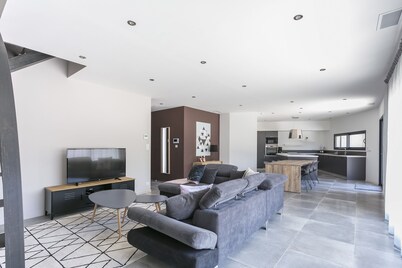 New contemporary villa with private pool 400 M from the sea 