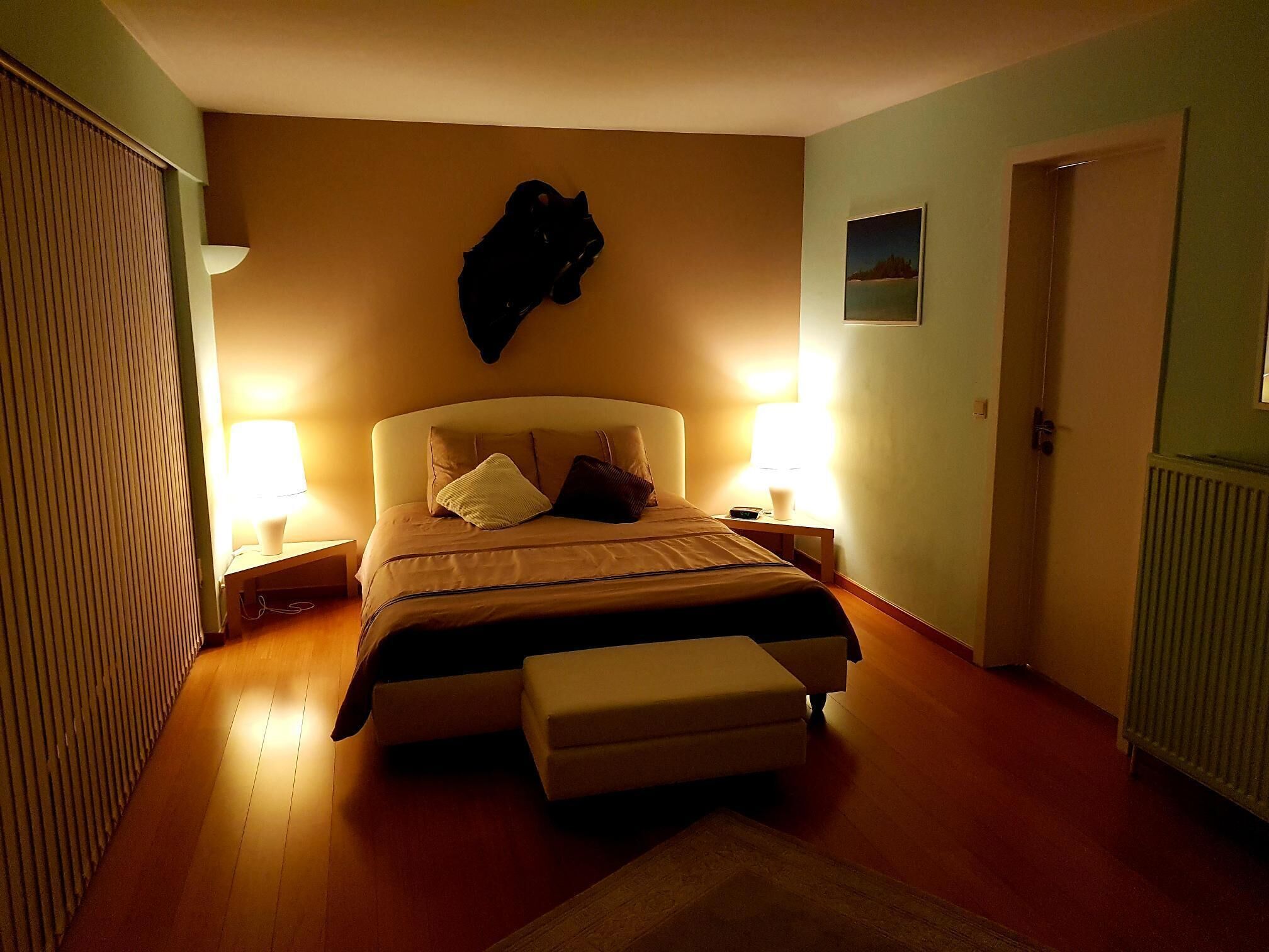 2 slaapkamers, geluiddichte muren, een strijkplank/strijkijzer, internet