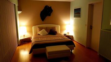 2 slaapkamers, geluiddichte muren, een strijkplank/strijkijzer, internet