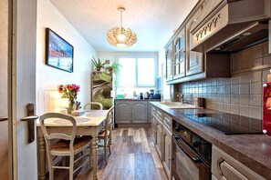 Fridge, microwave, coffee/tea maker - “L’Océane”: relaxation and well-being! - Air conditioning and free/secure parking! (Villeurbanne)