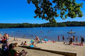 Beach nearby - The little log with a view of the lake (Marcillac-La-Croisille)
