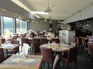 Dining - The little log with a view of the lake (Marcillac-La-Croisille)