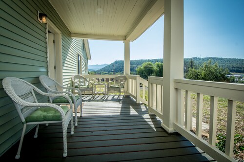 Historic Downtown Home - Walking distance to Hot Springs and more