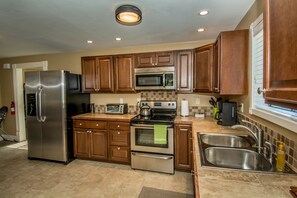 Microondas, cafetera y tetera, tostadora y licuadora