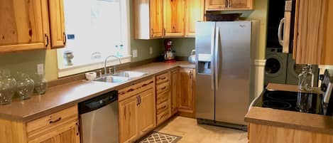 Frigorifero, microonde, forno, piano cottura