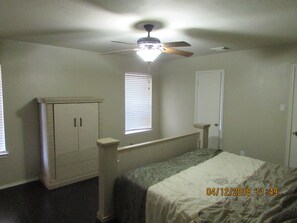 3 slaapkamers, een strijkplank/strijkijzer, wifi, beddengoed