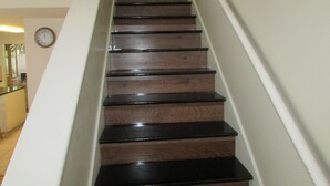 A staircase with wooden steps and a white handrail. - Houston Near Stadium, Galleria and Downtown (Houston)