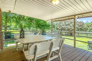 Outdoor dining - Sand and Spur (Laurel Hill)