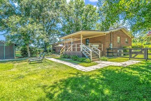 Exterior - Sand and Spur (Laurel Hill)