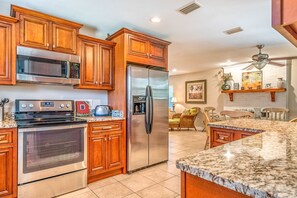 ثلاجة، ميكروويف، فرن، موقد طهي مسطح