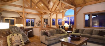 4 Bdrm, 3. 5 Bath Luxury Mountain Home! Laaja nÀkymÀt! Vuodepaikkoja 10