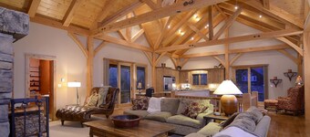 Chateau Renard / Stunning Home with Great Views/Walk to Ski Access. Free Shuttle