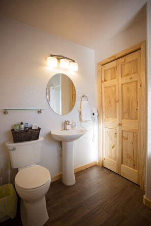 Suihku, hiustenkuivaaja, pyyhkeet, saippua