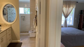3 多间卧室、客房内保险箱、熨斗/熨衣板、免费 WiFi